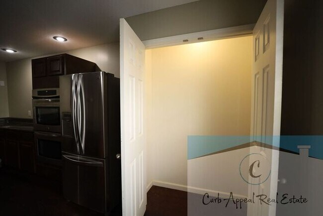 Building Photo - Internet included!! Spacious 1 bed /1 full bath apt - includes washer/dryer