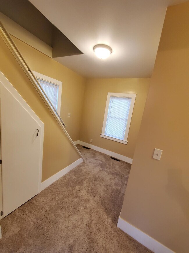 Building Photo - Spacious 2 Bedroom House Updated with Remo...