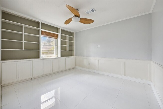 Building Photo - 1136 Oak Tree Dr