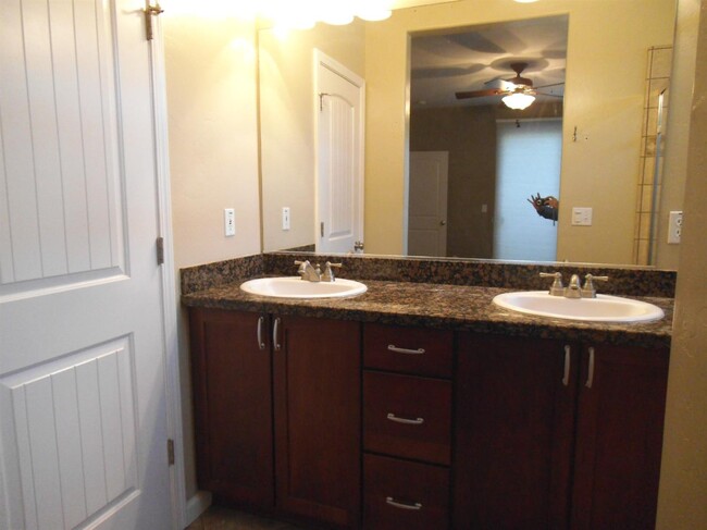 Building Photo - 887 Lemieux Ln