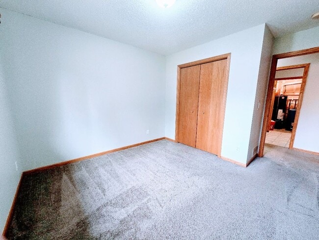 Building Photo - Charming 2-Bedroom, 2-Bathroom Home with Sunroom & Patio in Woodbury, MN