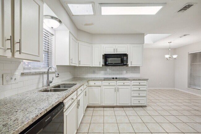 Building Photo - 1725 Northcrest Dr