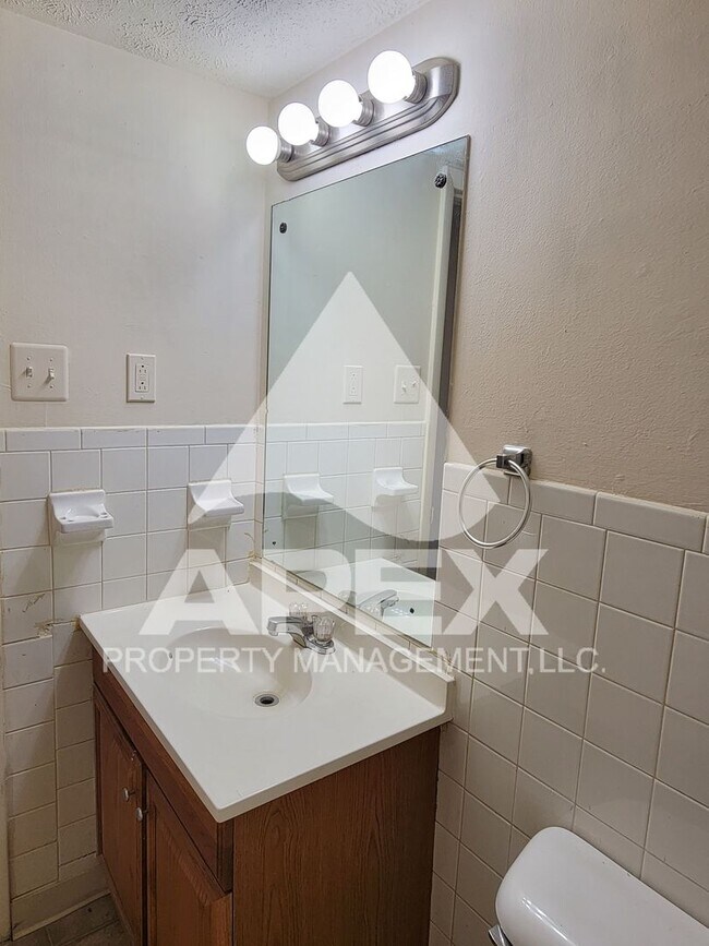 Building Photo - Spacious Ground Floor 2 Bd - 1Ba Apartment...