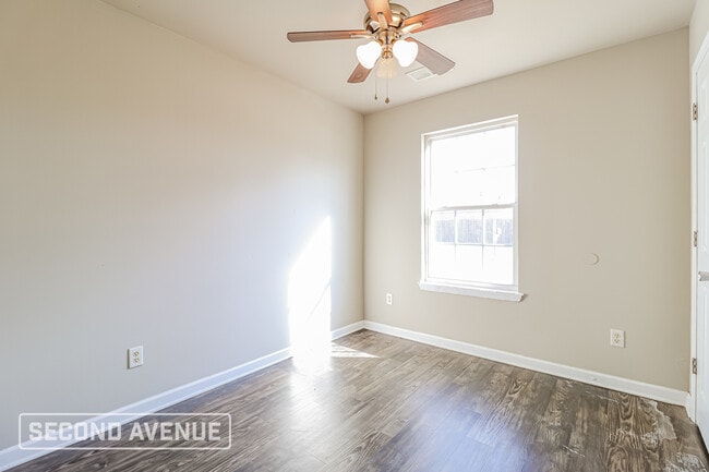 Building Photo - 203 Glenn Oak Dr