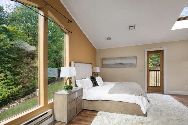 Building Photo - 338 Clove Rd