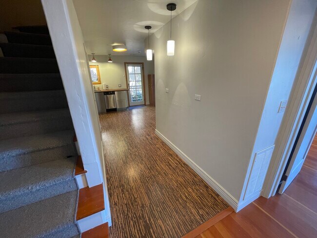 Building Photo - 1915 Oakview Dr