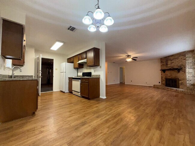 Building Photo - 305 Kimberly Dr