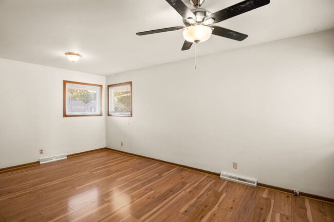 Building Photo - 431 Parkside Dr
