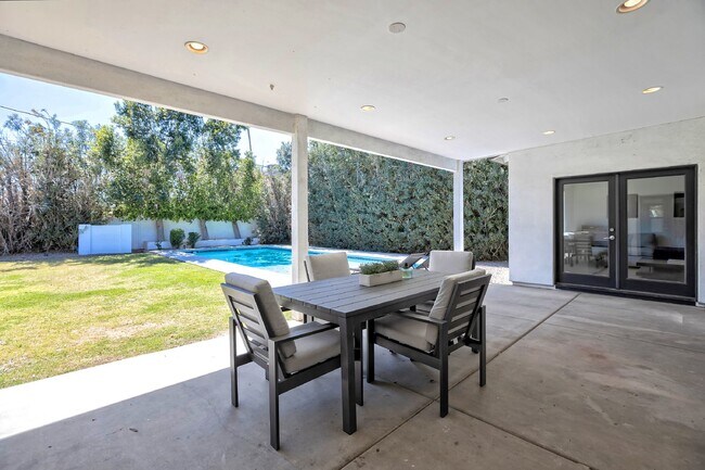 Building Photo - Beautifully furnished Arcadia Lite Rental Home!