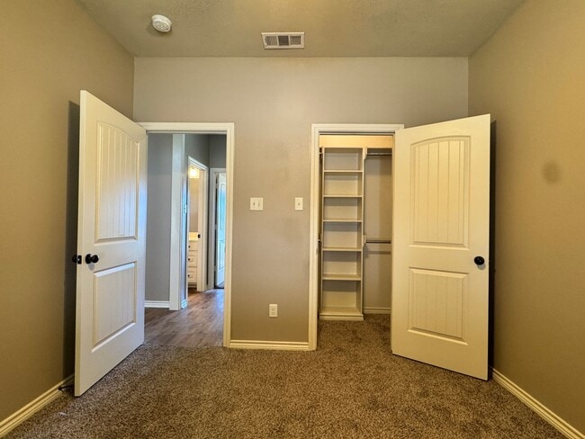 Building Photo - 939 Redbud Ln