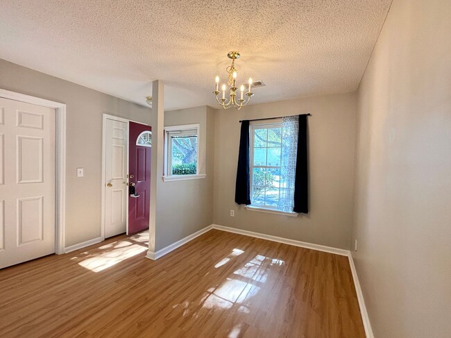 Building Photo - 2 Br 2 Bath Move In Ready!