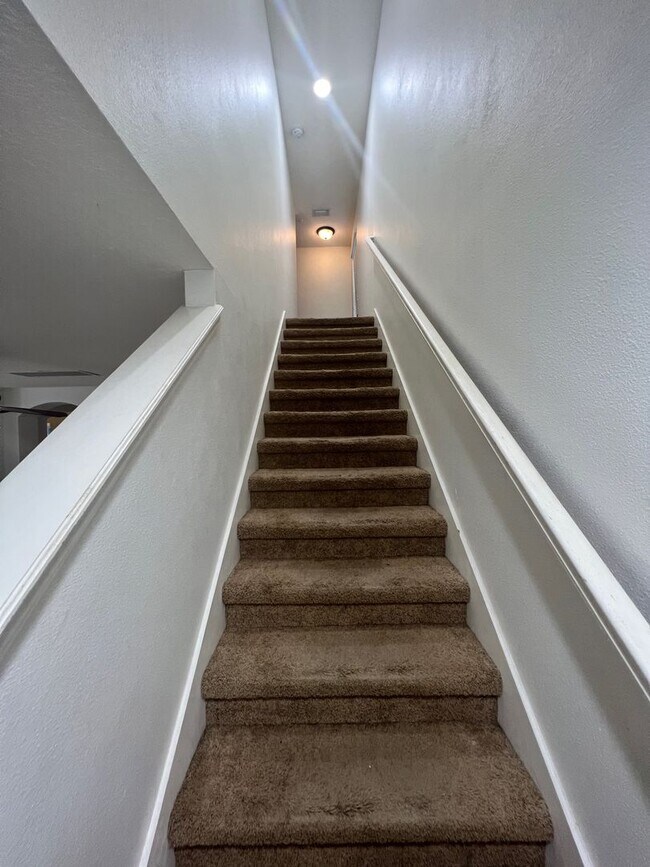 Building Photo - 4/3/2 HOME IN EDINA GARDEN OF EDEN