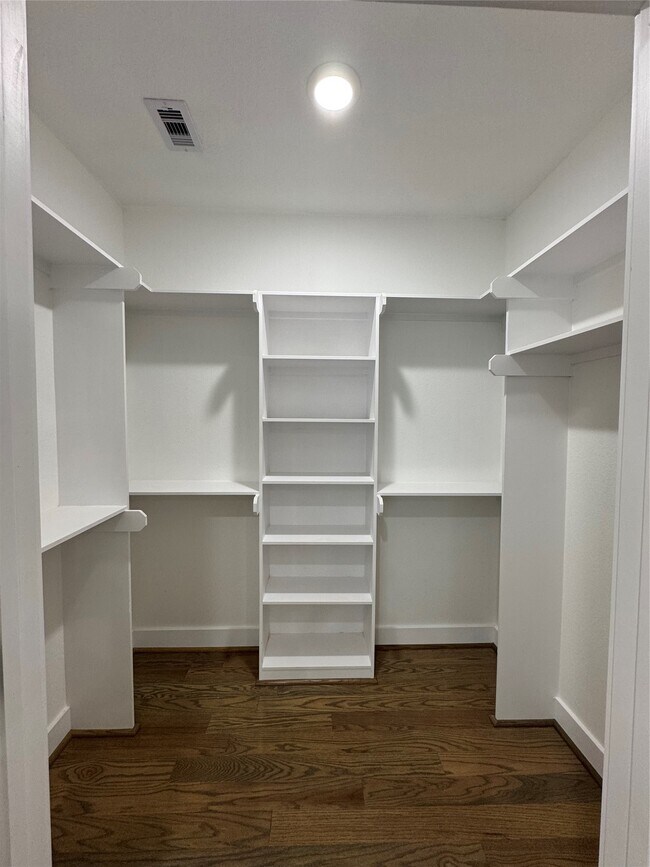 Building Photo - 923 Adele St