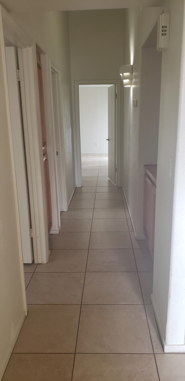 Building Photo - 10612 Sunset Canyon Dr