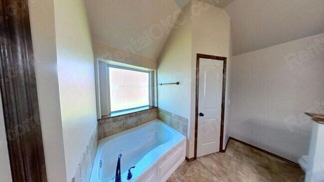 Building Photo - 3/2 plus office in gated SW neighborhood