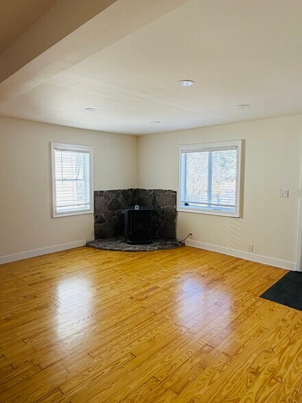 Building Photo - 515 Cow Hill Rd