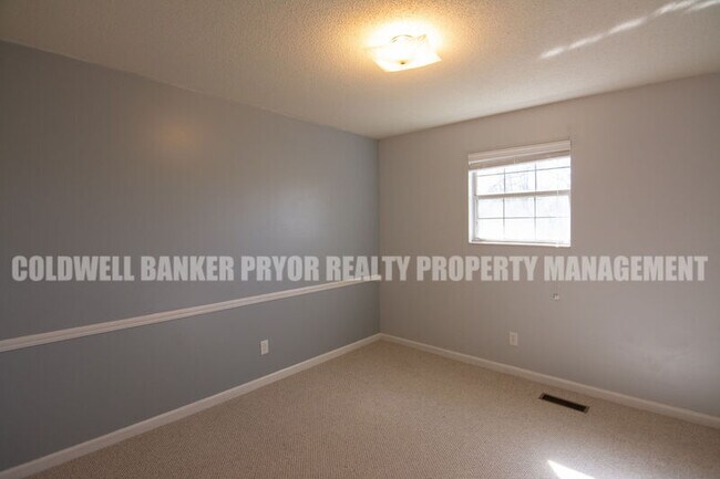 Building Photo - 598 Highland Dr