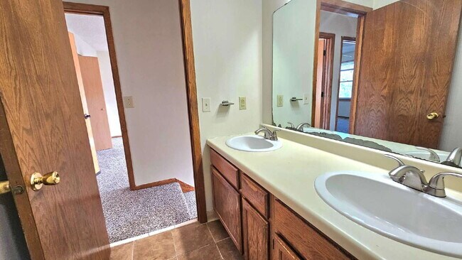 Building Photo - "Charming 3-Bedroom Retreat with 1200 Sq Ft of Comfort in Harrison Neighborhood in Minneapolis!"