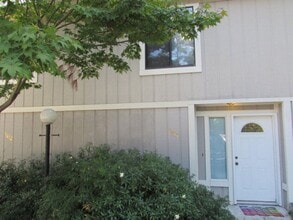 Building Photo - 2 Bedroom, 1 Bath Townhome Minutes from AU and Downtown!