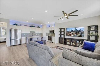 Building Photo - Modern 4-Bed Townhouse in Henderson
