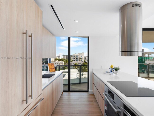 Building Photo - 9901 W Bay Harbor Dr