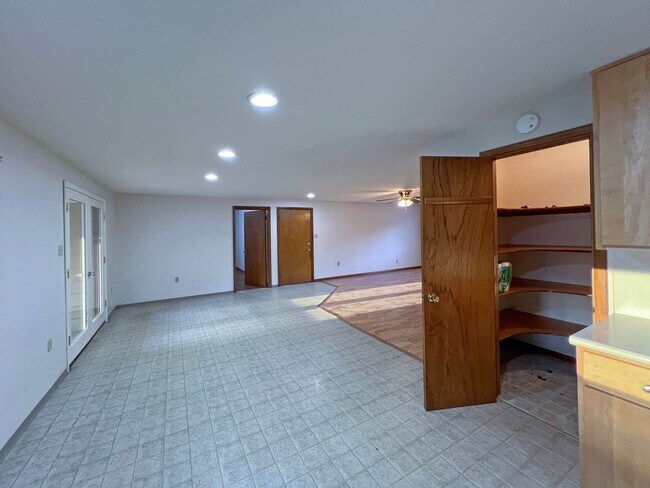 Building Photo - Rental ranch rambler - 3 bed, 2.5 bath, 2 ...
