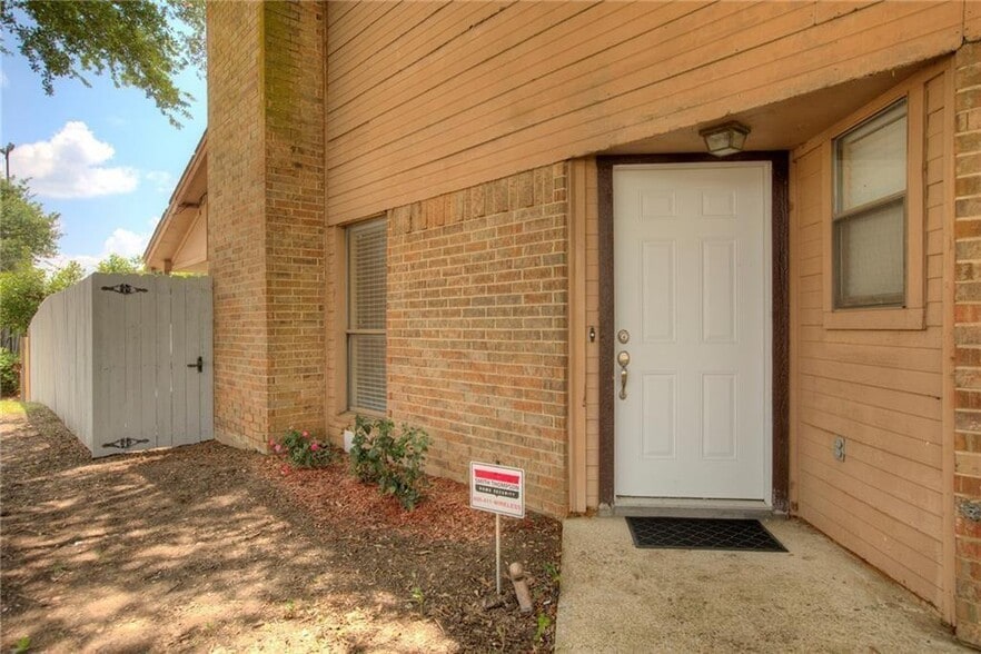 Building Photo - 6810 Ports O Call Dr
