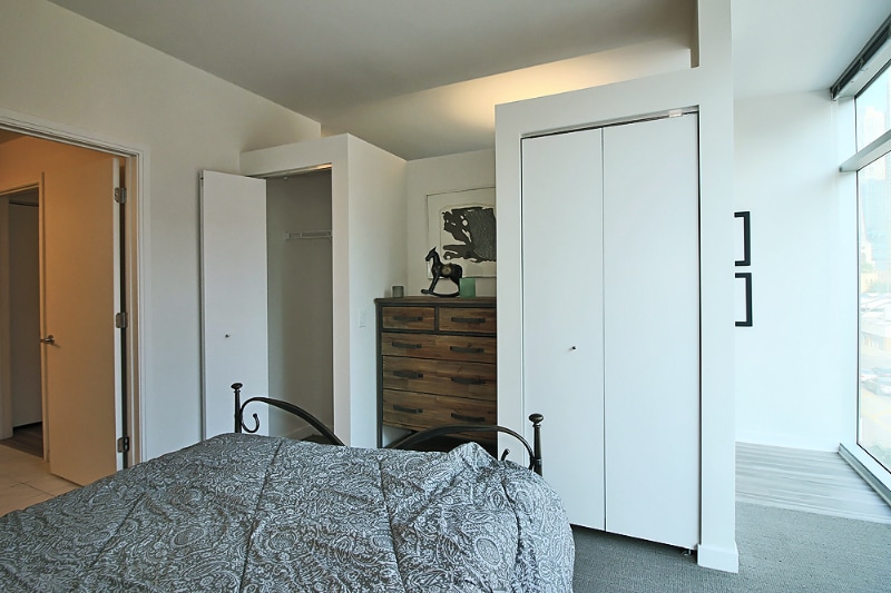 Building Photo - 921 N La Salle Dr