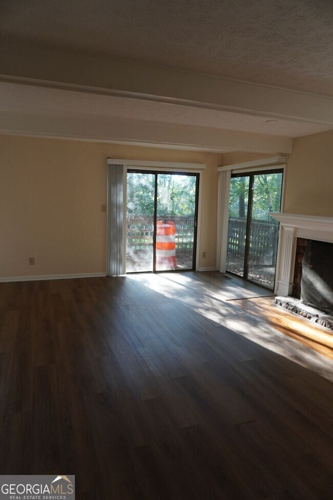 Building Photo - 195 Woodstone Dr