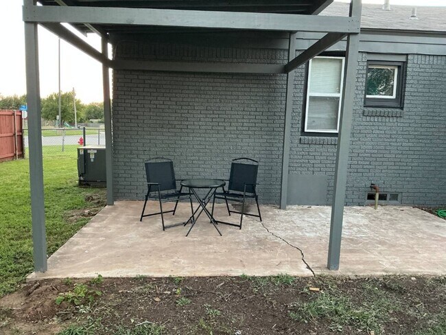 Building Photo - Rental in Midwest City