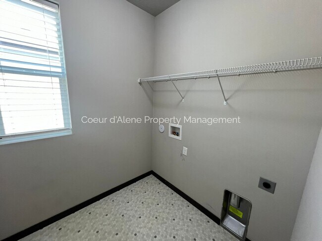 Building Photo - 3 bed house in Woodbridge