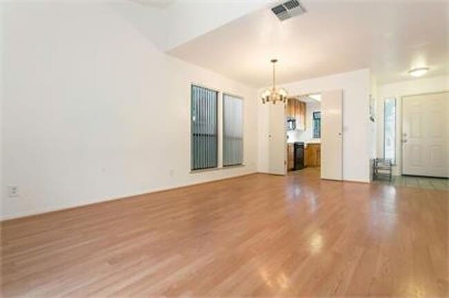 Building Photo - Great 2 bedroom, 1.5 bath in South Davis for September move in!