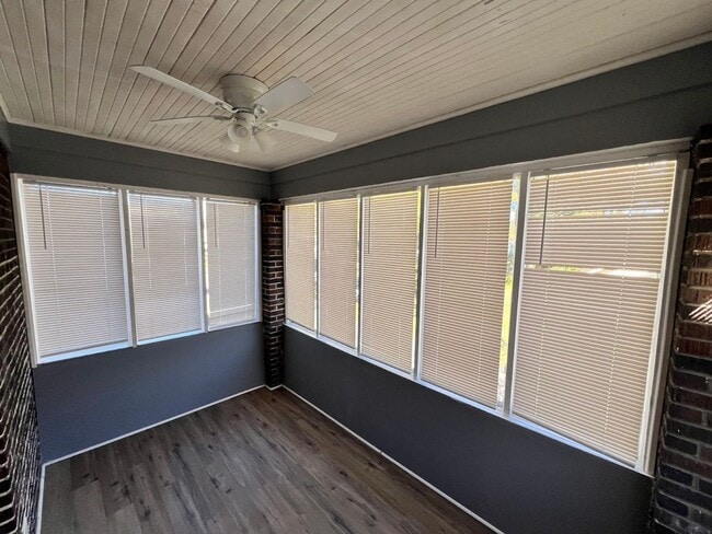 Building Photo - MOVE IN READY