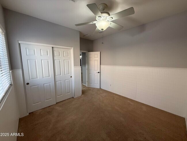 Building Photo - 885 E Cherry Hills Dr