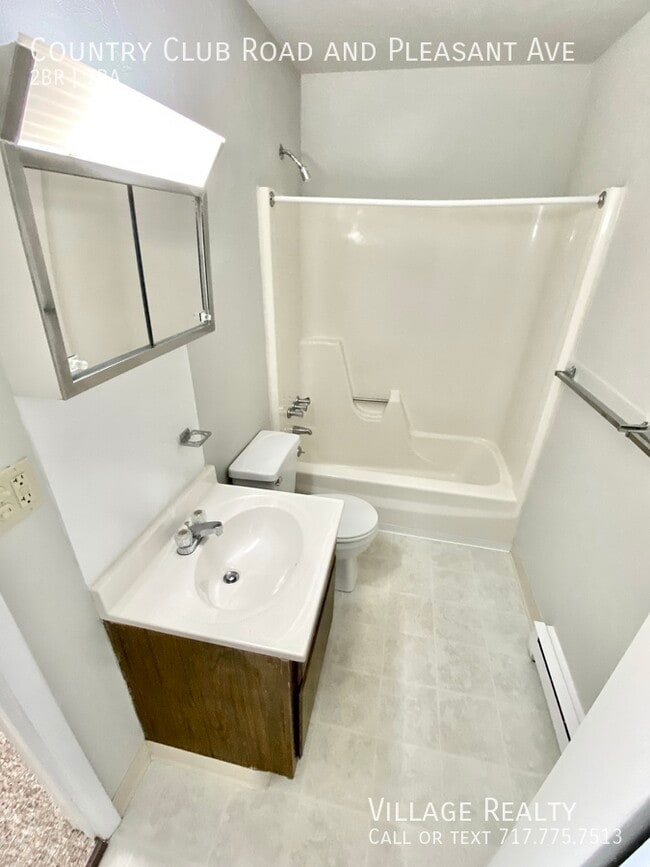 Building Photo - 609 Country Club Rd