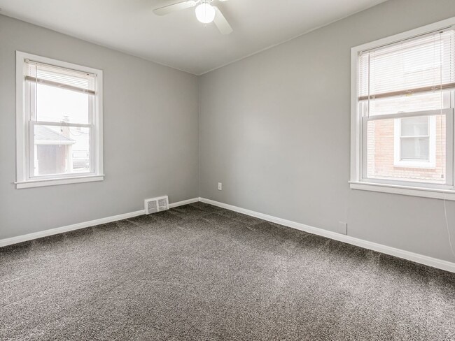 Building Photo - Welcome to this charming 3-bedroom, 1-bath...