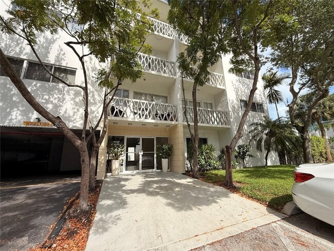 Building Photo - 10001 W Bay Harbor Dr
