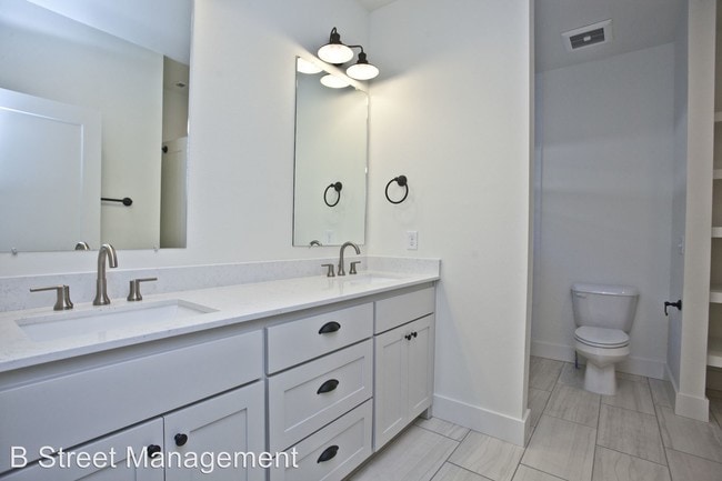 Building Photo - 4 br, 3.5 bath House - 329 SW D Street