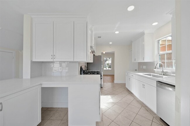 Building Photo - 5303 Bay Pines Dr