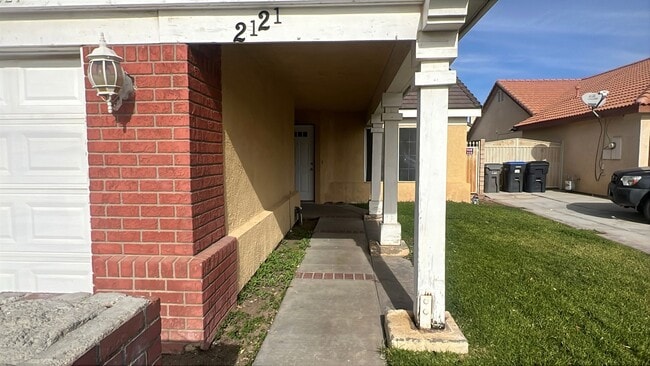 Building Photo - (APPLICATION PENDING) East Lancaster Home