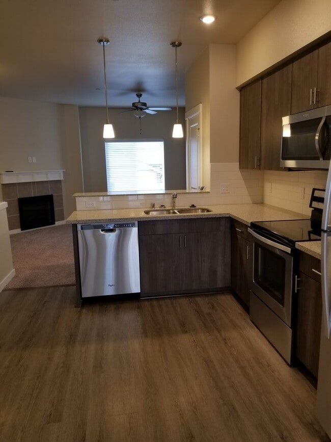 Building Photo - 2 Bedroom 2.5 Bath Townhome with attached 2 car garage