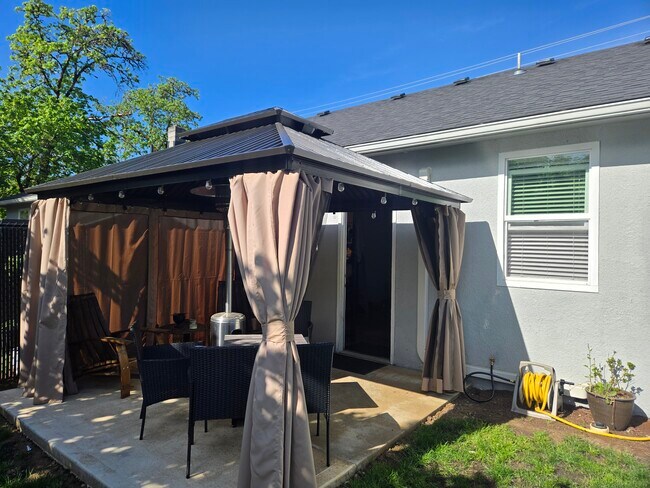 Building Photo - Levens St Duplex