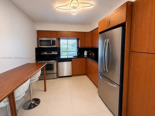 Building Photo - 1000 Parkview Dr