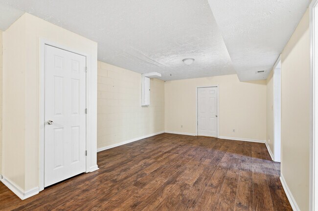 Building Photo - 1690 River Bend Rd