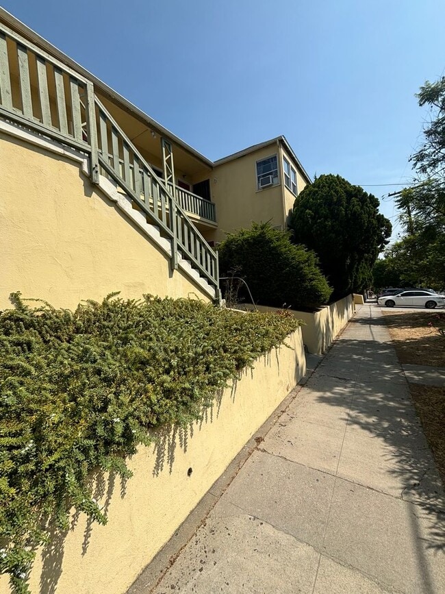 Building Photo - Sunset Drive, 4363-4377