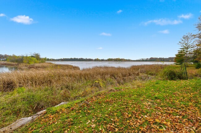 Building Photo - W6705 N Lakeshore Cir