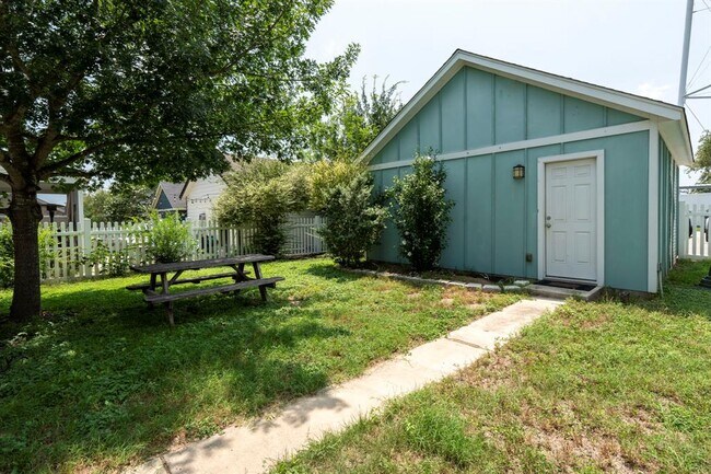 Building Photo - 423 Wetzel