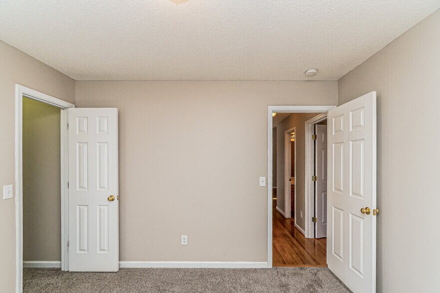 Building Photo - 1041 Blue River Farm Dr