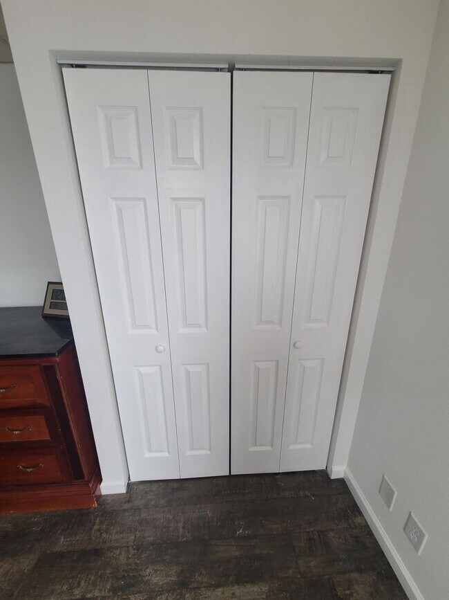 Building Photo - 17th St 6 Plex