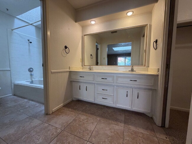 Building Photo - Large 2 bed 2 bath with a study and 2 car garage